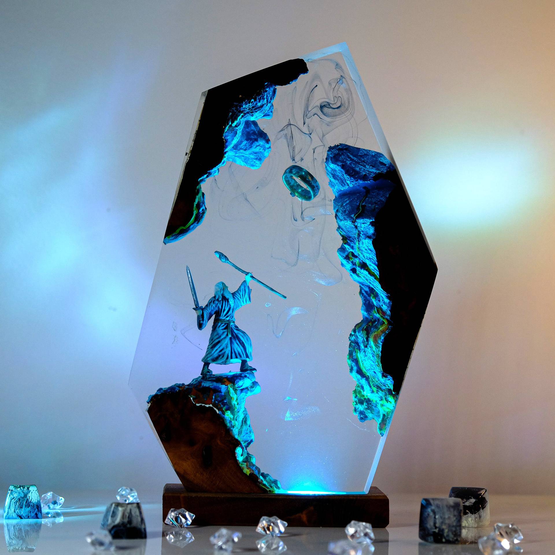 Desk Setup Light - Film-Szenen-Figur Tischlampe aus Harz, Magischer Ring,